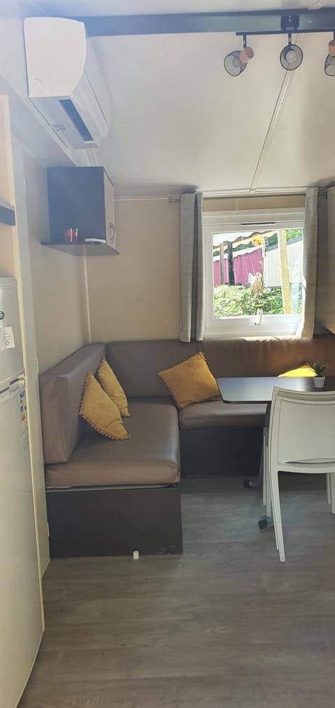 Mobil Home climatisé 6 personnes Campground/ 
RV Resort in La Roque-d'Anthéron