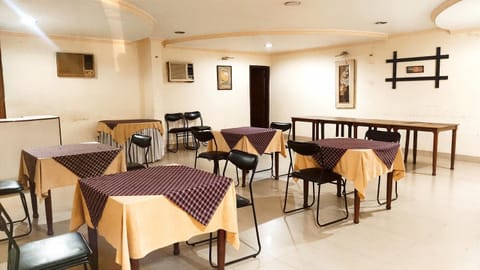 Restaurant/places to eat, Restaurant/places to eat, Banquet/Function facilities