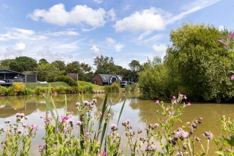 Choller Lake Lodges - The Lake House With Private Hot Tub House in Arun District