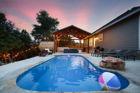 Cozy Retreat. Pool, Hot tub, Sauna, Fire pit. Casa in Canyon Lake