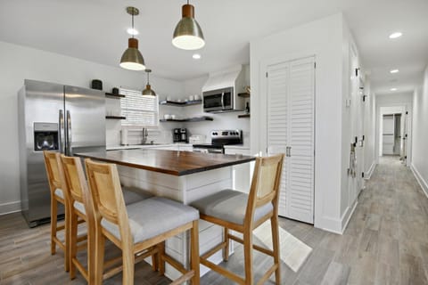 Vacation Rental Bay St Louis walk to beach, dining, shopping, and nightlife Haus in Bay Saint Louis
