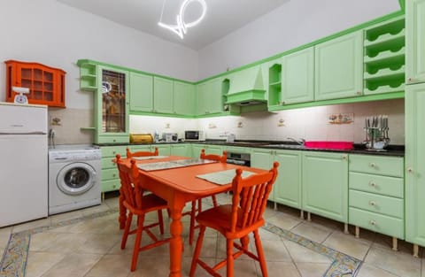 Kitchen or kitchenette, Dining area, minibar, pet friendly, stove, toaster, washing machine