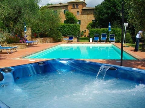 Exclusive castle with private pool and garden Maison in Foiano della Chiana
