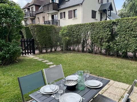 **Cottage 6 pers à Cabourg - Proche plage et thalasso, jardin, parking, Wi-Fi gratuit** - FR-1-487-358 Apartment in Cabourg