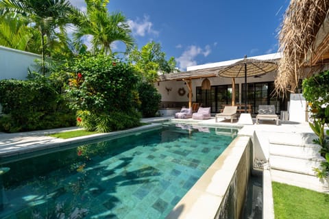 Property building, Patio, Day, Garden, Garden view, Pool view, Swimming pool, sunbed