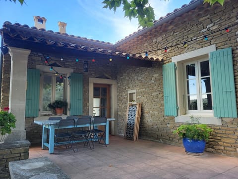 Patio, Day, Dining area