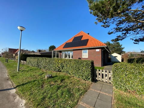 Property building, Facade/entrance, Neighbourhood, Garden, Garden view, Street view