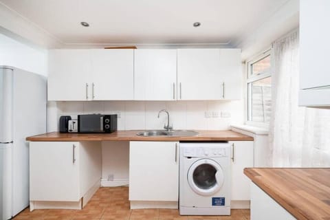 3BR Home A Cosy Ealing Haven in London House in Hayes