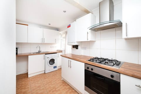 3BR Home A Cosy Ealing Haven in London Casa in Hayes