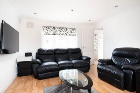 3BR Home A Cosy Ealing Haven in London House in Hayes