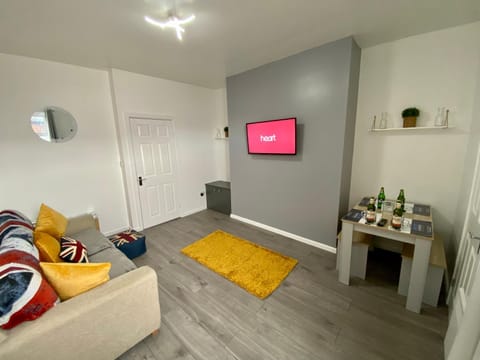 Communal lounge/ TV room, TV and multimedia, Living room, Seating area, Evening entertainment