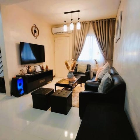 Communal lounge/ TV room, TV and multimedia, Living room, Seating area, air conditioner