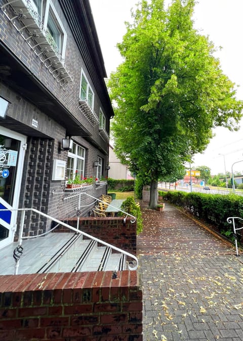 Property building, Balcony/Terrace, Garden view, Street view