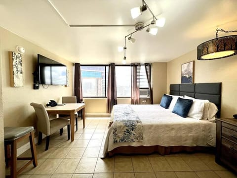 KING BED, Spacious, Legal, VIEW Condo in McCully-Moiliili
