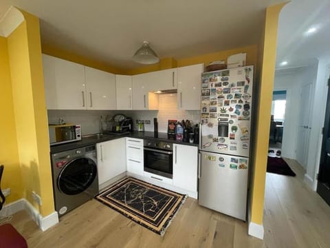 The Stylish Yellow Flat Apartment in London Borough of Southwark