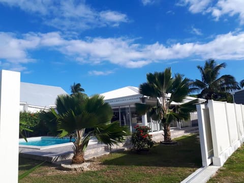 Villa de 3 chambres avec piscine privee jardin clos et wifi a Sainte Anne a 1 km de la plage Villa in Sainte-Anne