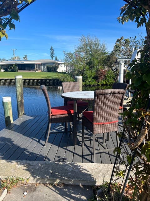 Charlotte's Cottage Heated Pool & Canal View House in Port Charlotte