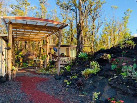 Exotic Garden cottage at amazing volcano fissure Villa in Mountain View