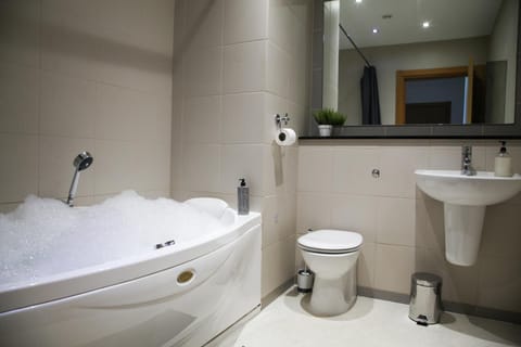 Weekly & Monthly stays in Penthouse for Contractors or Leisure Single or Superking beds available Copropriété in Wallasey