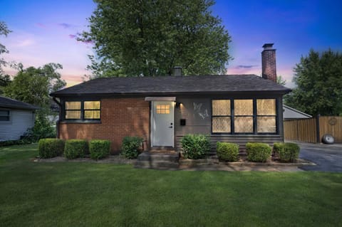 Comforting Retreat Near Woodfield Mall home House in Rolling Meadows