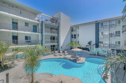 Property building, Pool view, Swimming pool, sunbed