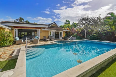 Patio, Hot Tub, Swimming pool, sunbed