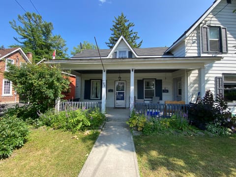 Dundas Street house Apartment in Greater Napanee
