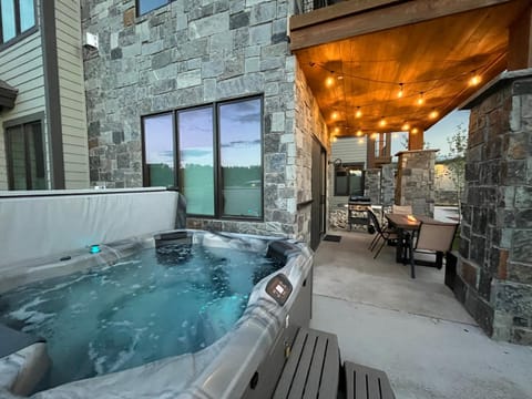 Patio, BBQ facilities, Hot Tub, Hot Tub, Balcony/Terrace, Mountain view