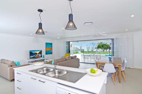 Sentosa on Tugun - Beachfront 5 Bedroom Maison in Bilinga