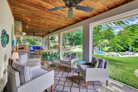 Coastal Vibes, Pickleball Court, One Mile to the Beach House in North Naples