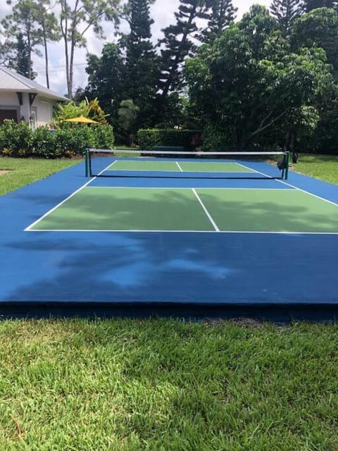 Coastal Vibes, Pickleball Court, One Mile to the Beach House in North Naples