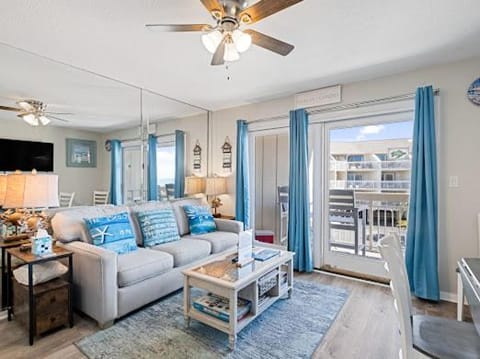 Beautiful Beach Condo With a Ocean View at The Breakers Coligny Beach Hilton head, Walk to all Shops Restaurants, Renovated for new season Eigentumswohnung in Coligny Beach