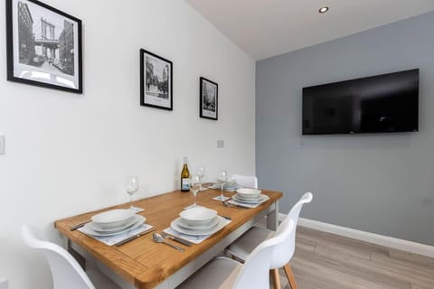 Stunning newly decorated House - TV in each Bedroom Condo in Darlington