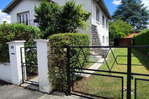 Villa 15 pers - Jardin Arbore - Calme - Parking Villa in Pau