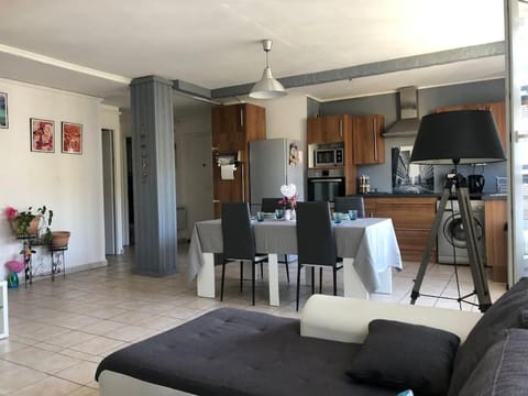 Appartement balcon, place de parking, centre ville Apartment in Valence