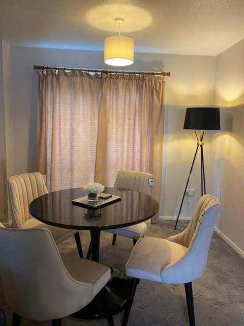 Comfortable 3 bed House - Great Monthly Discounts Apartment in Basingstoke