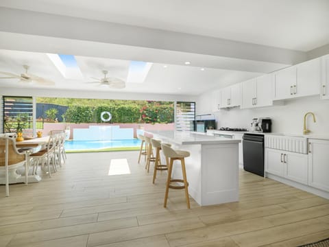 Kitchen or kitchenette, Swimming pool