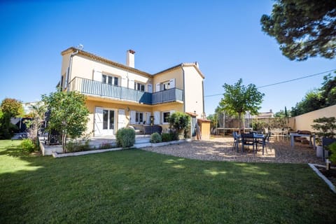 Property building, Day, Garden, Dining area, Garden view