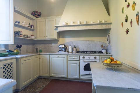 Kitchen or kitchenette, pet friendly, stove