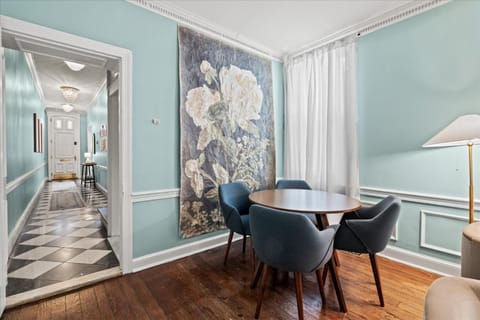 The W House Traveler's Dream Heart of Old Town House in Alexandria