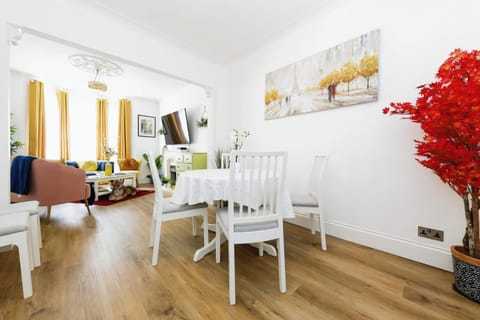 Your Chic 3BR Home Comfort and Style in London House in Croydon