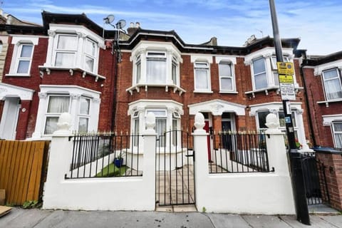 Your Chic 3BR Home Comfort and Style in London House in Croydon