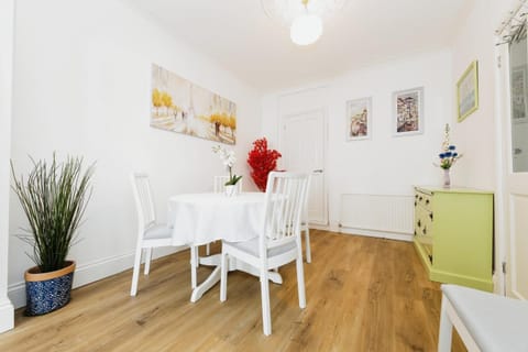 Your Chic 3BR Home Comfort and Style in London House in Croydon