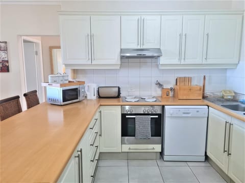 dishwasher, minibar, pet friendly, stove, toaster, kitchen