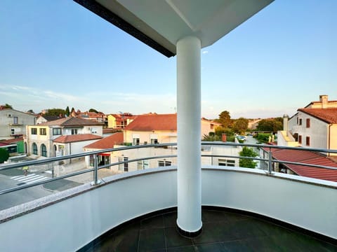 View (from property/room), Balcony/Terrace, City view
