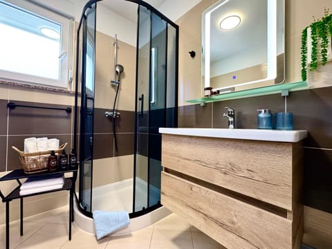 Shower, Bathroom, towels