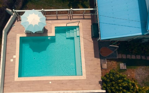 Villa Stone pour 8 personnes, piscine chauffée, accès PMR, 5 étoiles Chalet in Sainte-Luce