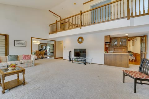 Spacious Lakefront Getaway with Swim Pond! Haus in Shelby Township