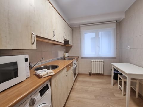 Kitchen or kitchenette, Dining area, internet, locker, minibar, pet friendly, stove, toaster