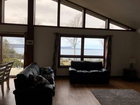 Amazing view of 4 bedrooms, 3 bathrooms 4-season cottage Haus in South Bruce Peninsula